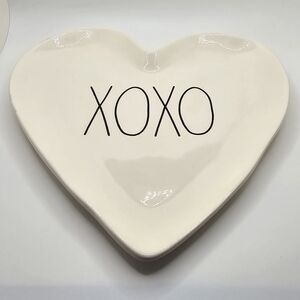 Rae Dunn Artisan Collection XOXO Heart Shaped Plate by Magenta 8.5" READ